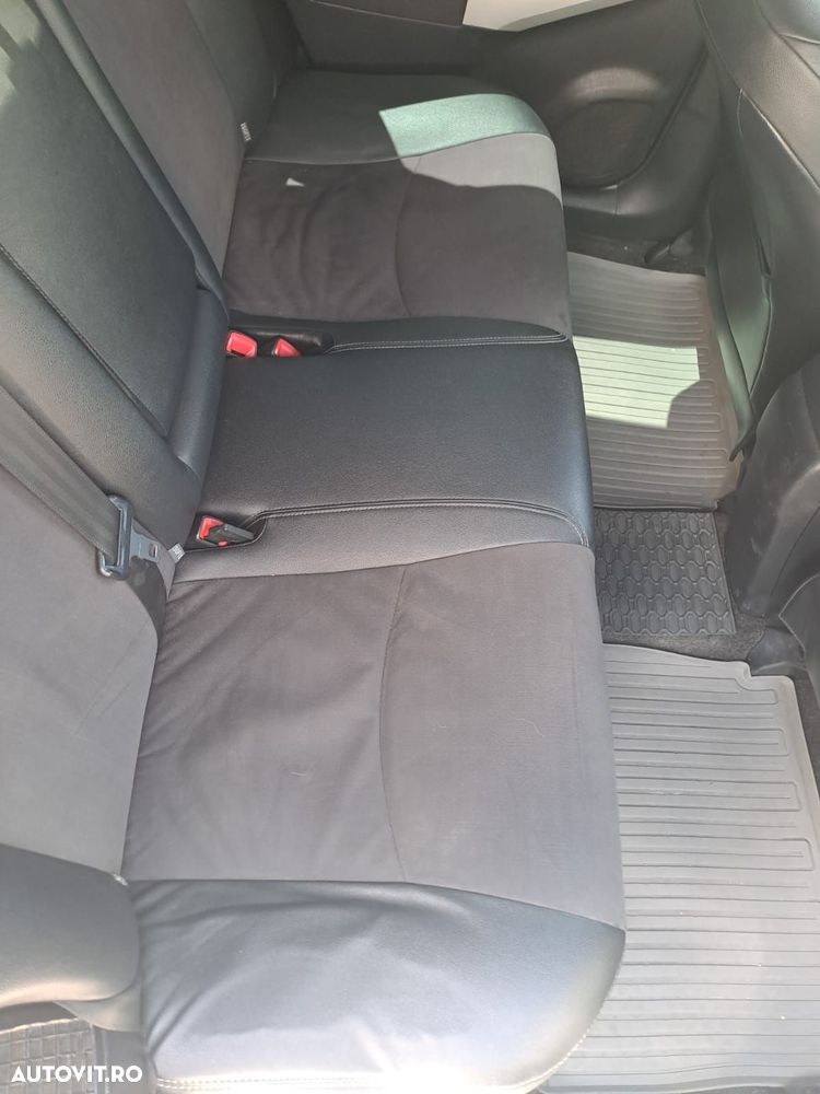Toyota Prius (Hybrid) - 4