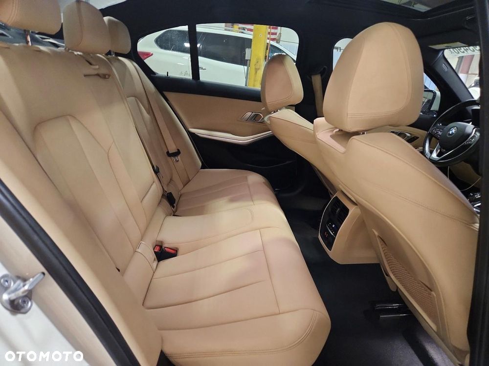 BMW Seria 3 330i Sport Line - 9