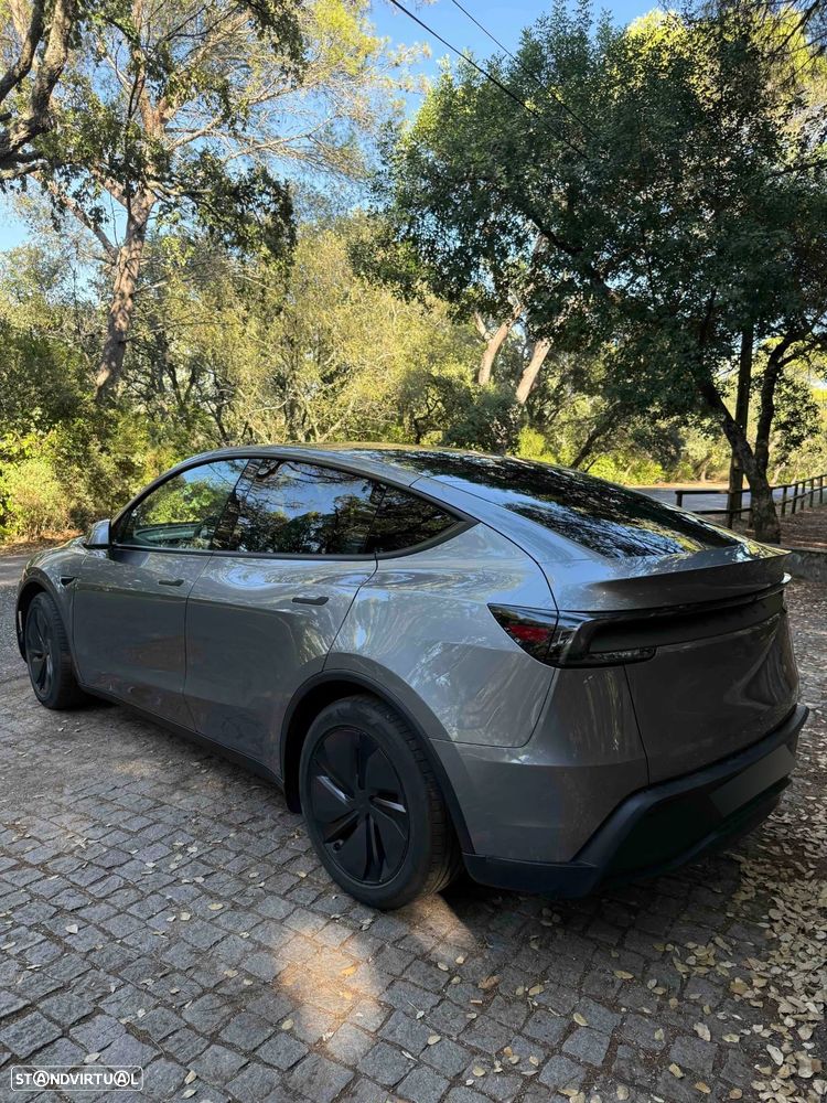 Tesla Model Y - 3