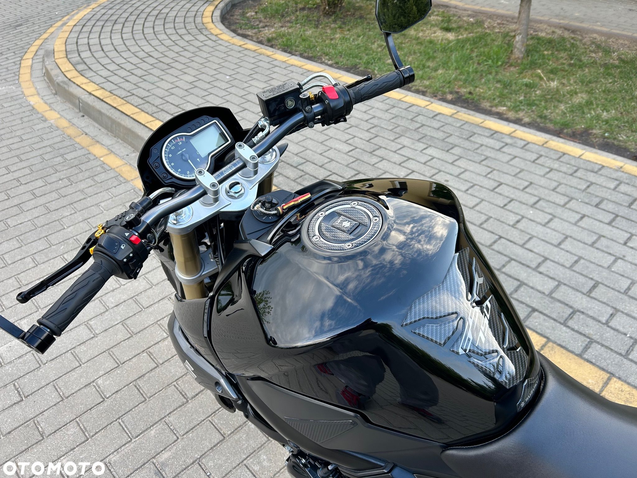 Suzuki GSR - 21