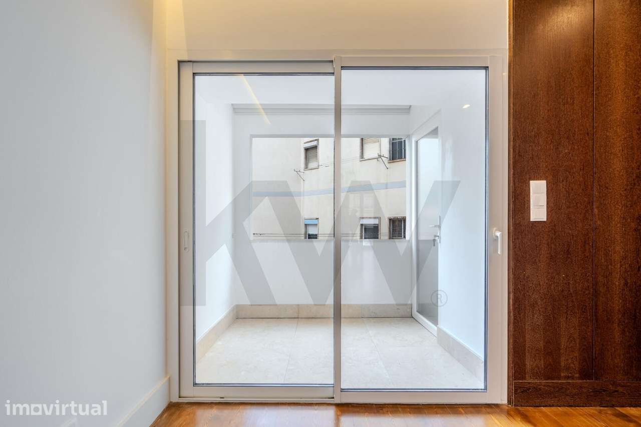 Sofisticado T2 Duplex Renovado com Suítes e Varandas no Príncipe Real - Grande imagem: 5/31