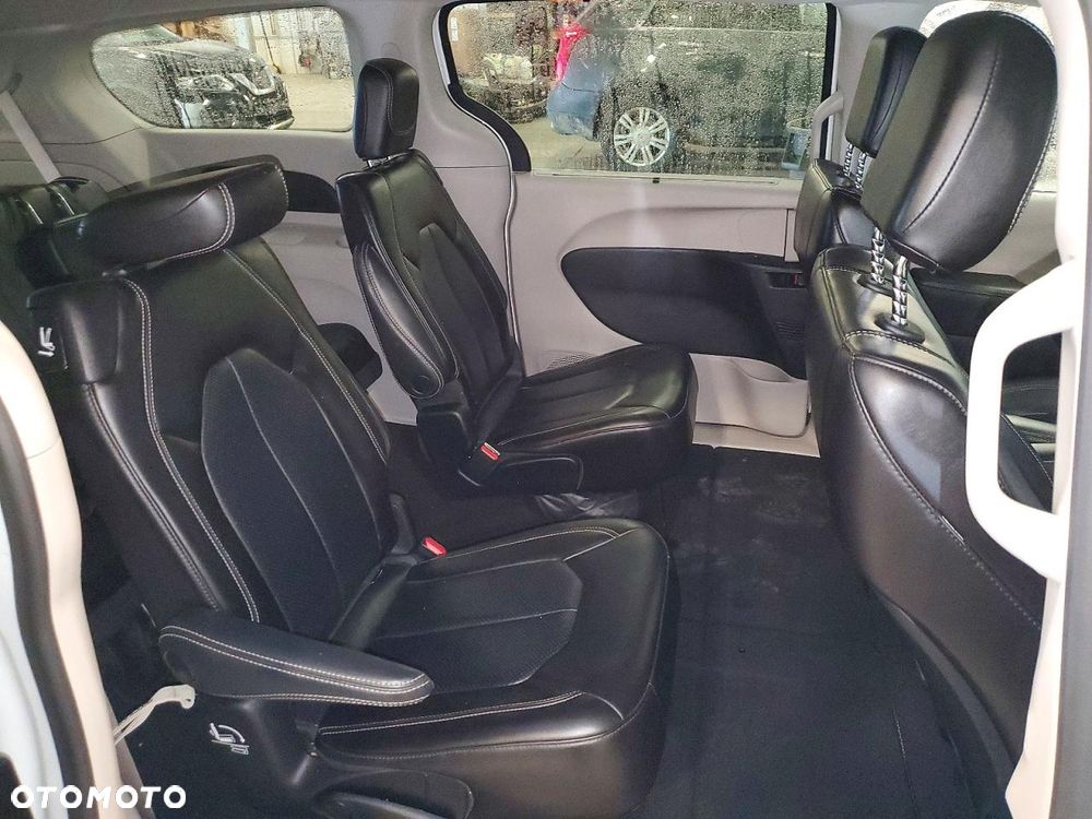 Chrysler Pacifica - 12