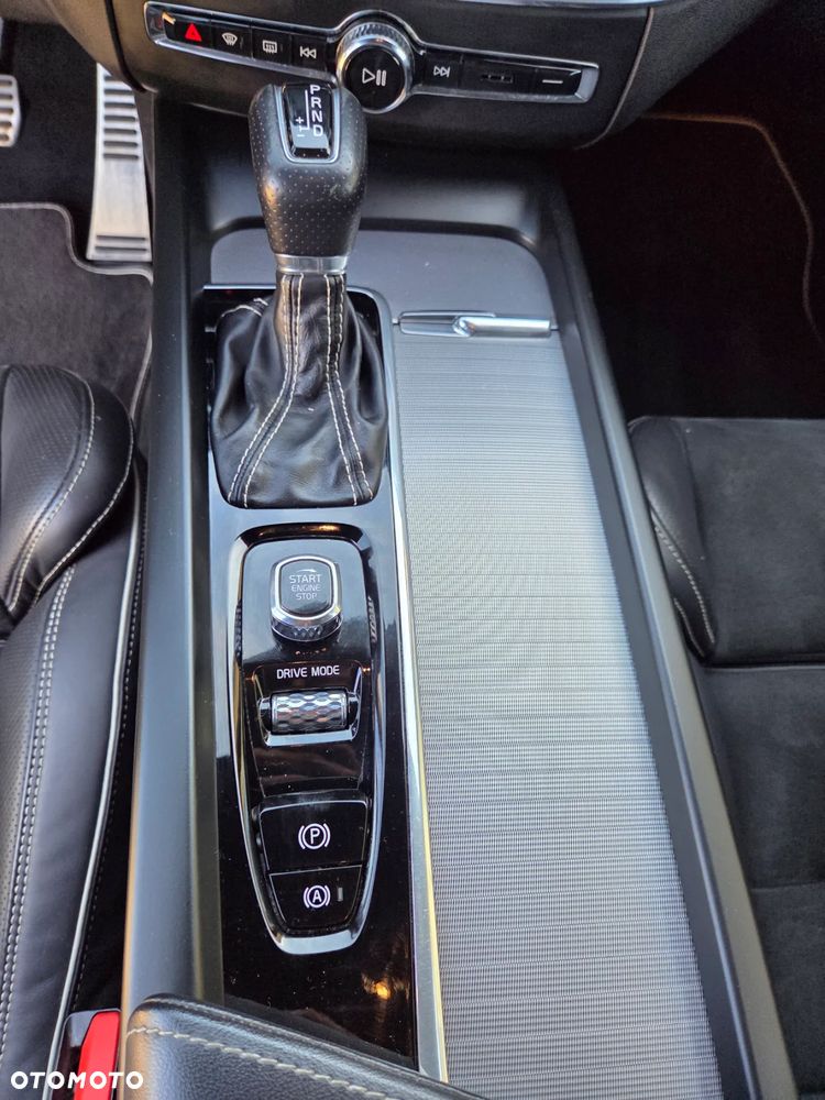 Volvo XC 60 D4 AWD R-Design - 32