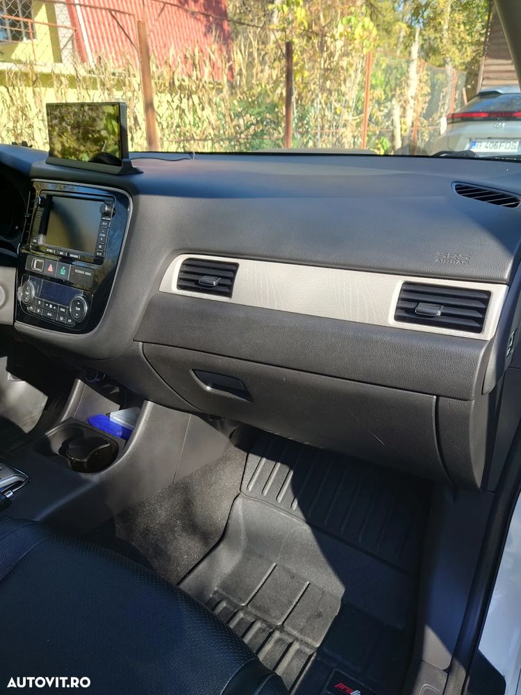 Mitsubishi Outlander - 11