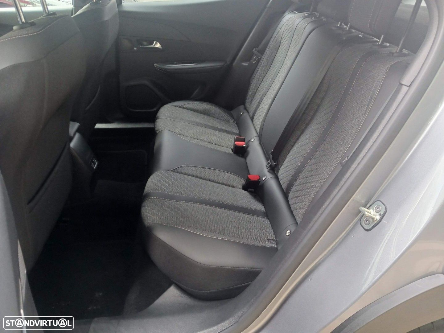 Peugeot 2008 1.2 PureTech Allure EAT8 - 30