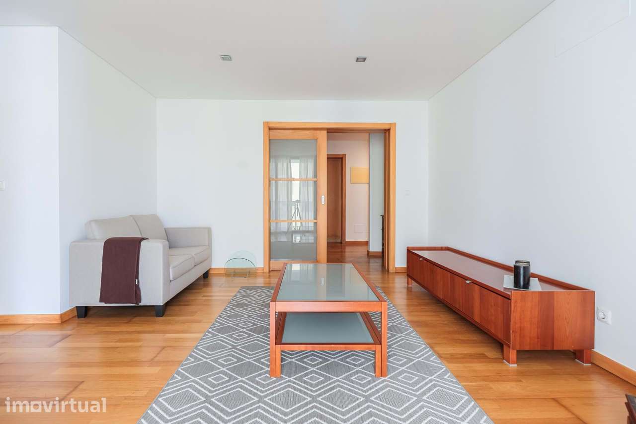 Apartamento de 3 Quartos em Ponta Delgada com Varanda e Garagem - Grande imagem: 3/18