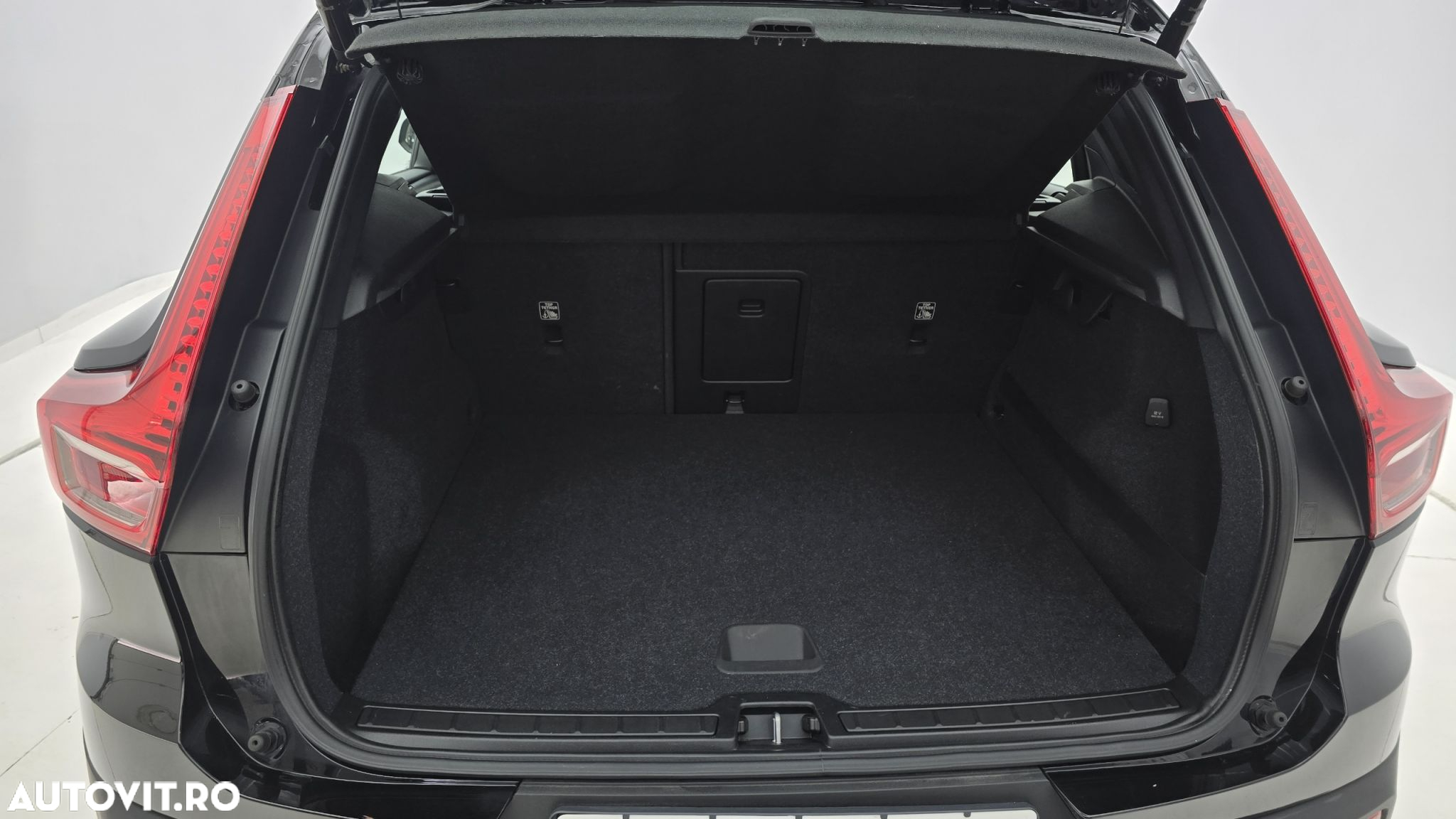 Volvo XC 40 D4 AWD Momentum Pro - 25