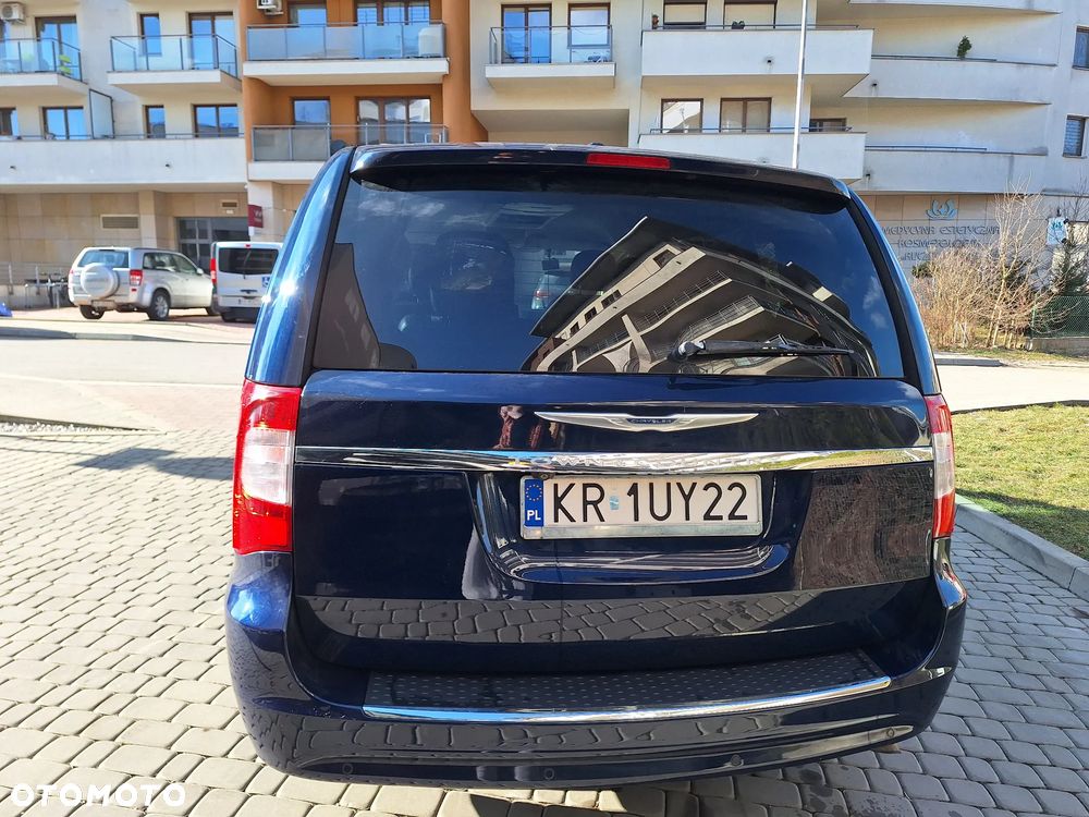Chrysler Town & Country - 12