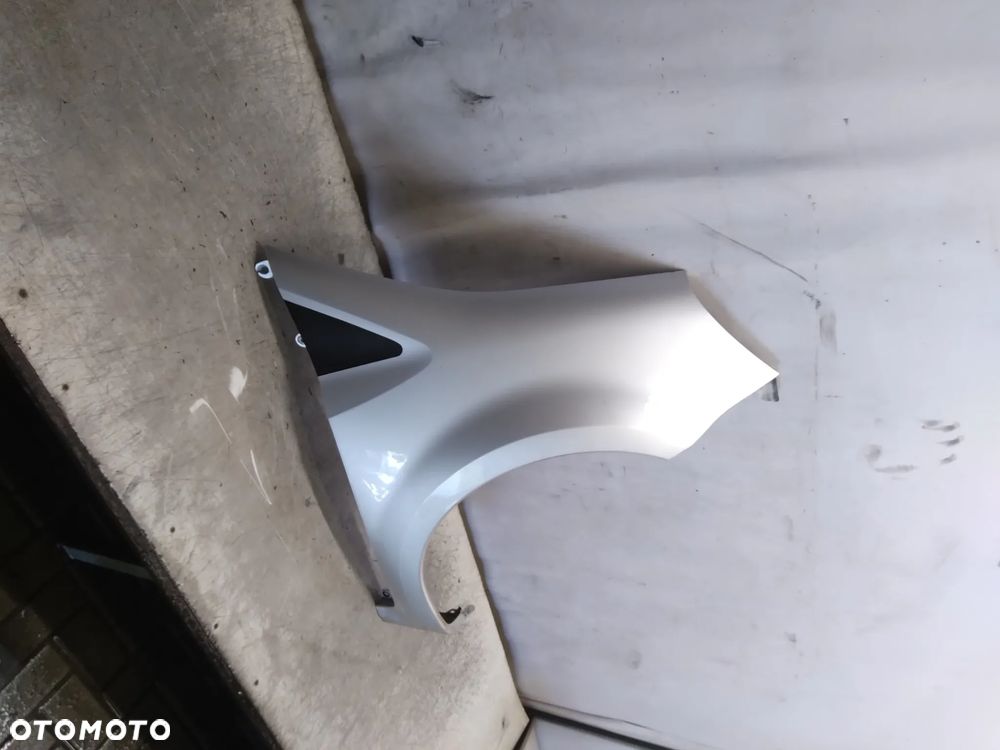 RENAULT MODUS BŁOTNIK PRZEDNI PRAWY TED69 SREBRNY - 2