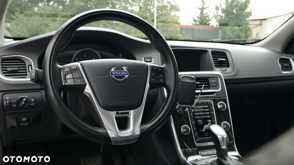 Volvo V60 D6 AWD Plug-in Hybrid R-Design Summum - 20