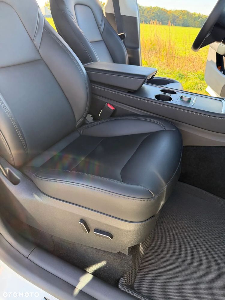Tesla Model Y Long Range AWD - 24