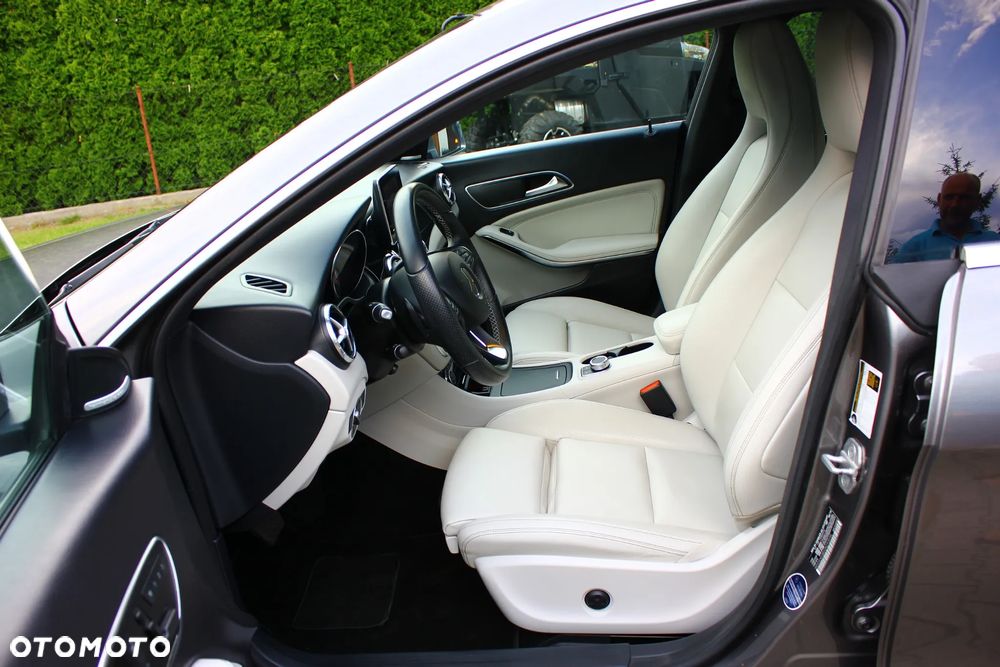 Mercedes-Benz CLA 250 4Matic 7G-DCT - 22