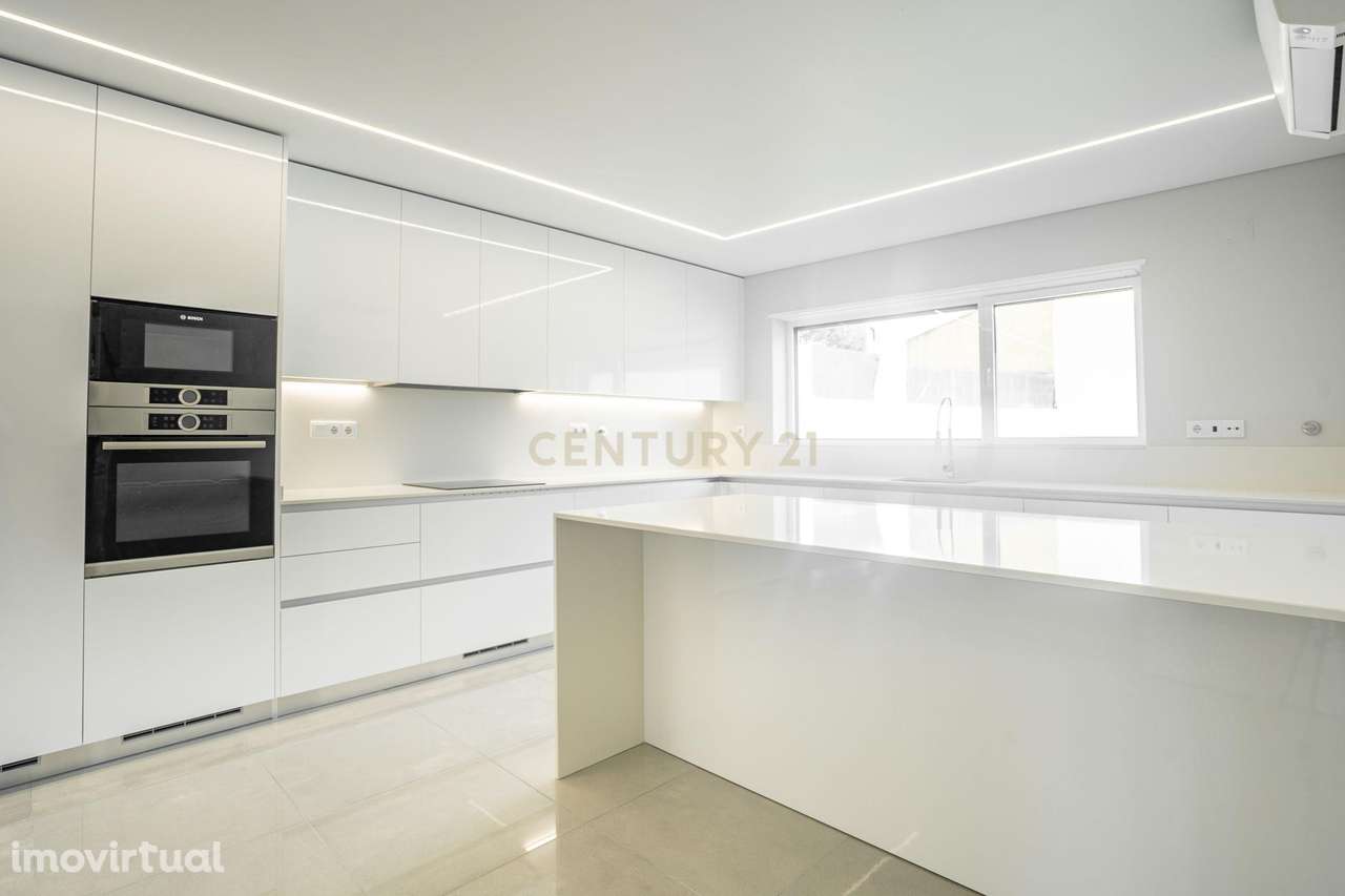 Moradia T4 com 3 Suites - Grande imagem: 2/35