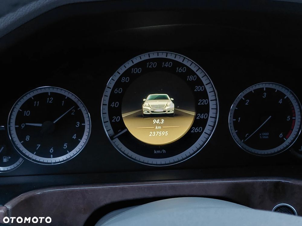 Mercedes-Benz Klasa E 300 CDI DPF BlueEFFICIENCY 7G-TRONIC Elegance - 14
