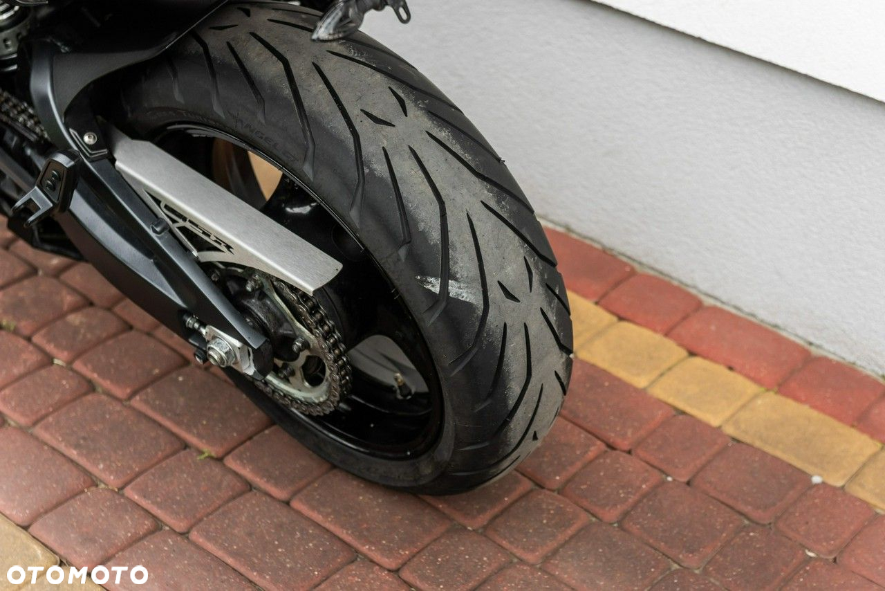 Suzuki GSR - 8