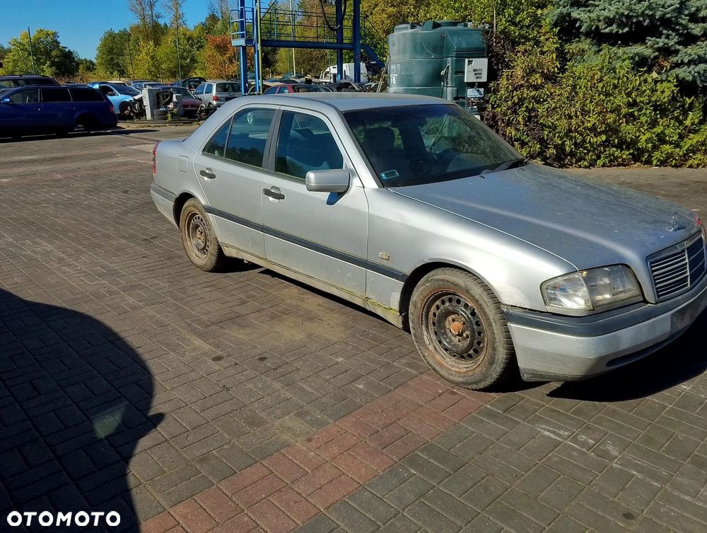 Mercedes – Benz Klasa C W202 (93-97.) 2.0 D 73KM. Silnik 601.913 (601 913) (601913) Skrzynia 717.416 (717 416) (717416) lakier 744.Cały na części. GWARANCJA !!! Przód Tył Zestaw Komplet Drzwi Klapa Zderzak Błotnik Maska Grill Atrapa Szyba Pas Lampa Lusterko Boczki Fotel Kanapa Kokpit Deska Rozdzielcza Przełącznik Włącznik Sterownik Przewody Wiązka Instalacja Moduł Komputer Czujnik Listwa Pompa Alternator Wtryski Głowica Rozrusznik Kompresor Sprzęgło Dwumas Silnik Skrzynia ABS Klimatyzacji Paliwa Wspomagania Kolektor Turbina Przepustnica Zawór Chłodnica Koło Hak Belka Sanki Zawieszenie Mcpherson Półoś Amortyzator Wydech Tłumik Zacisk Most - 4