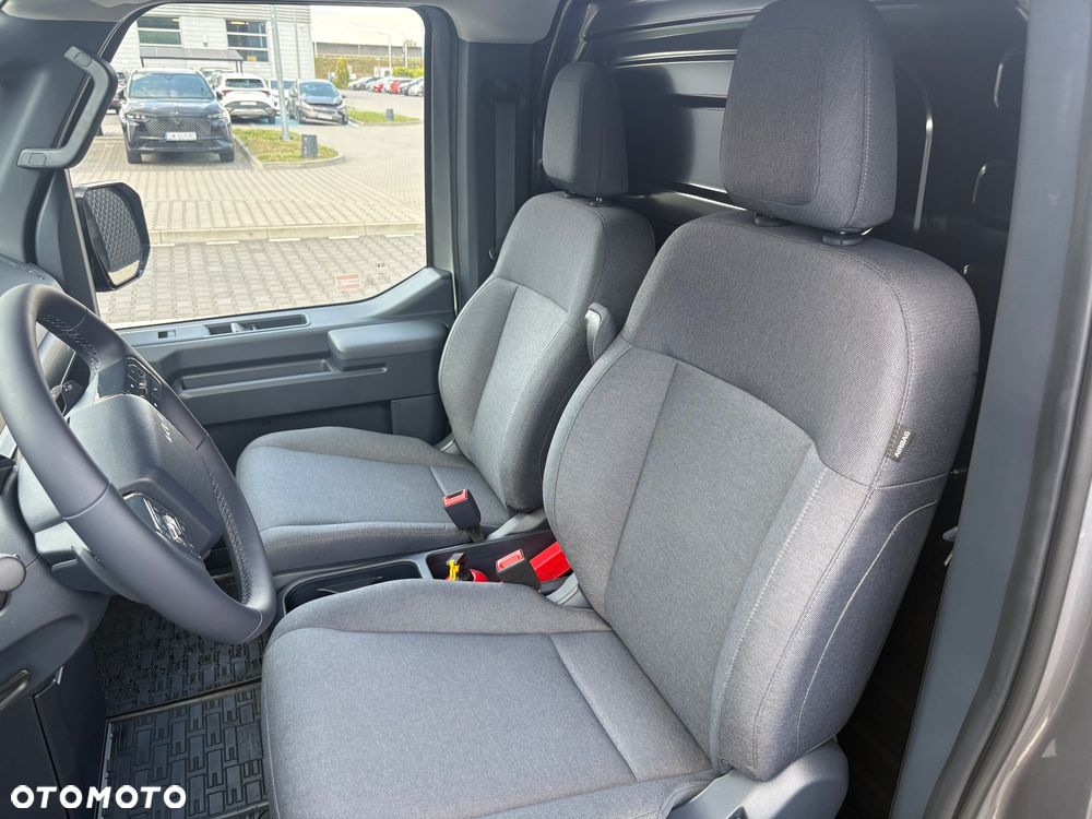 Kia Pv5 - 16