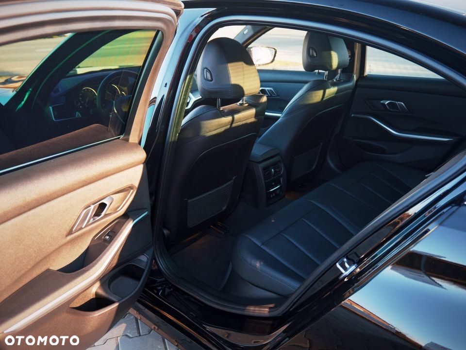 BMW Seria 3 330i xDrive Sport Line - 17