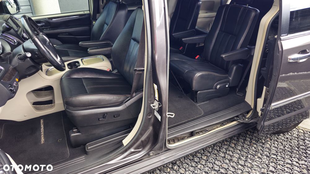 Chrysler Town & Country 3.6 Limited - 15