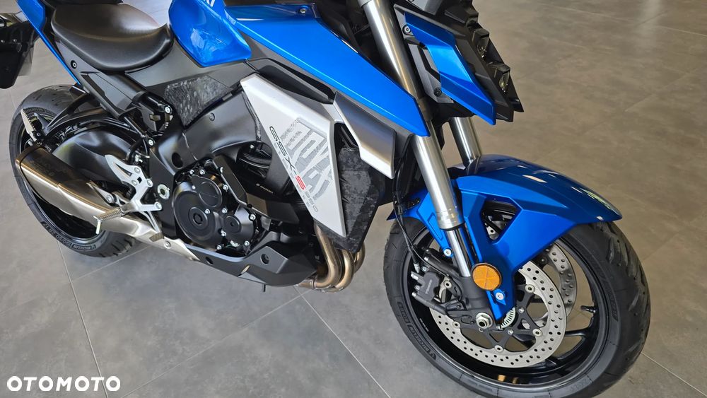 Suzuki GSX - 23