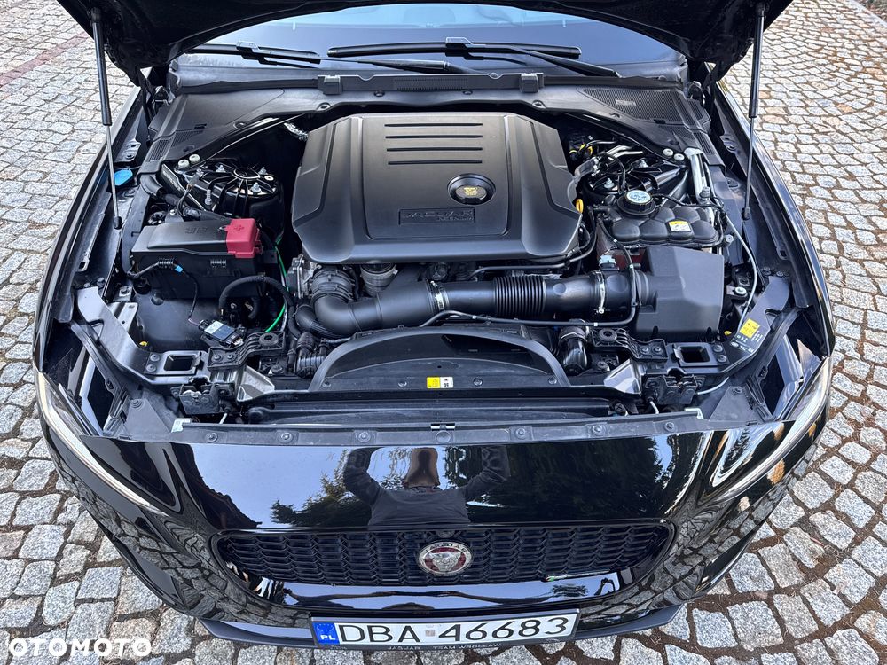 Jaguar XE 2.0 D180 AWD R-Dynamic HSE - 33