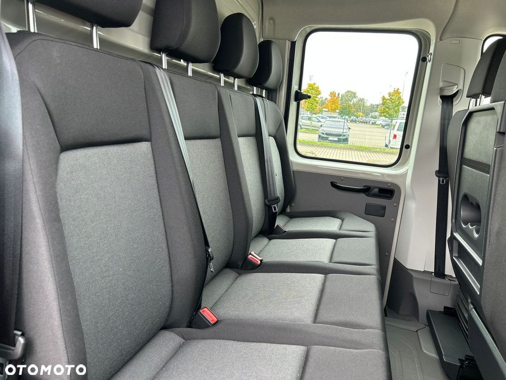 Volkswagen Crafter Crafter 35 Skrzyniowy z podwójną kabiną silnik: 2,0 l EU6 SCR 177 KM / skrzynia biegów: 4MOTION automatyczna 8-biegowa rozstaw osi: 3640 mm - 12