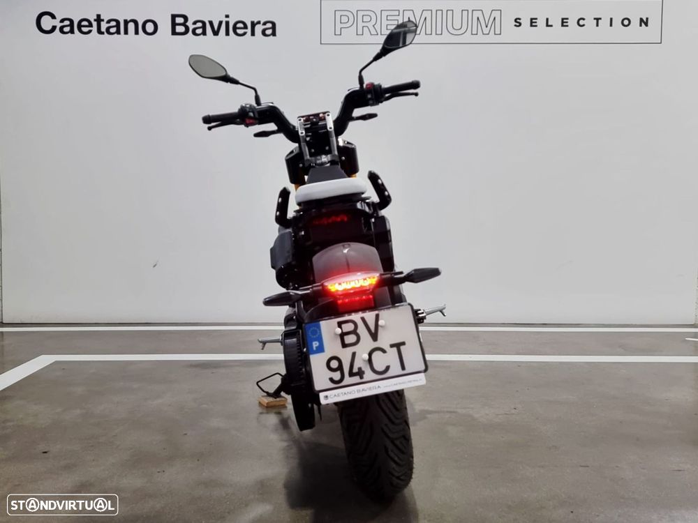 BMW CE 02 Cosmicblack - 7