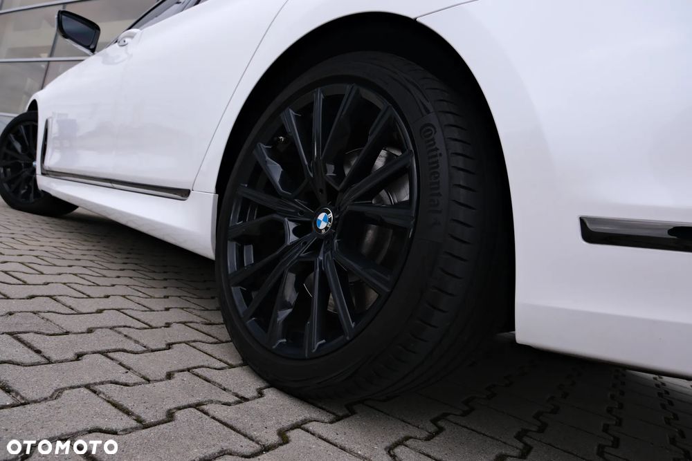 BMW Seria 7 750i xDrive sport - 11