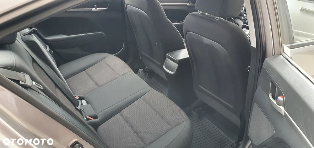 Hyundai Elantra - 13