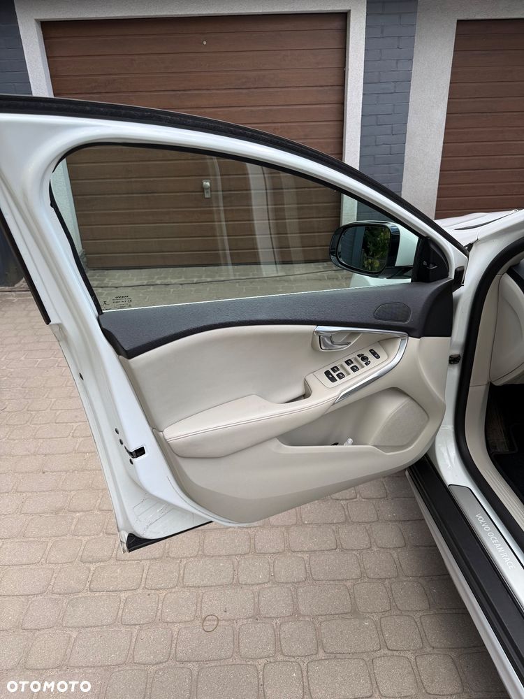 Volvo V40 Cross Country T4 Drive-E Ocean Race - 14