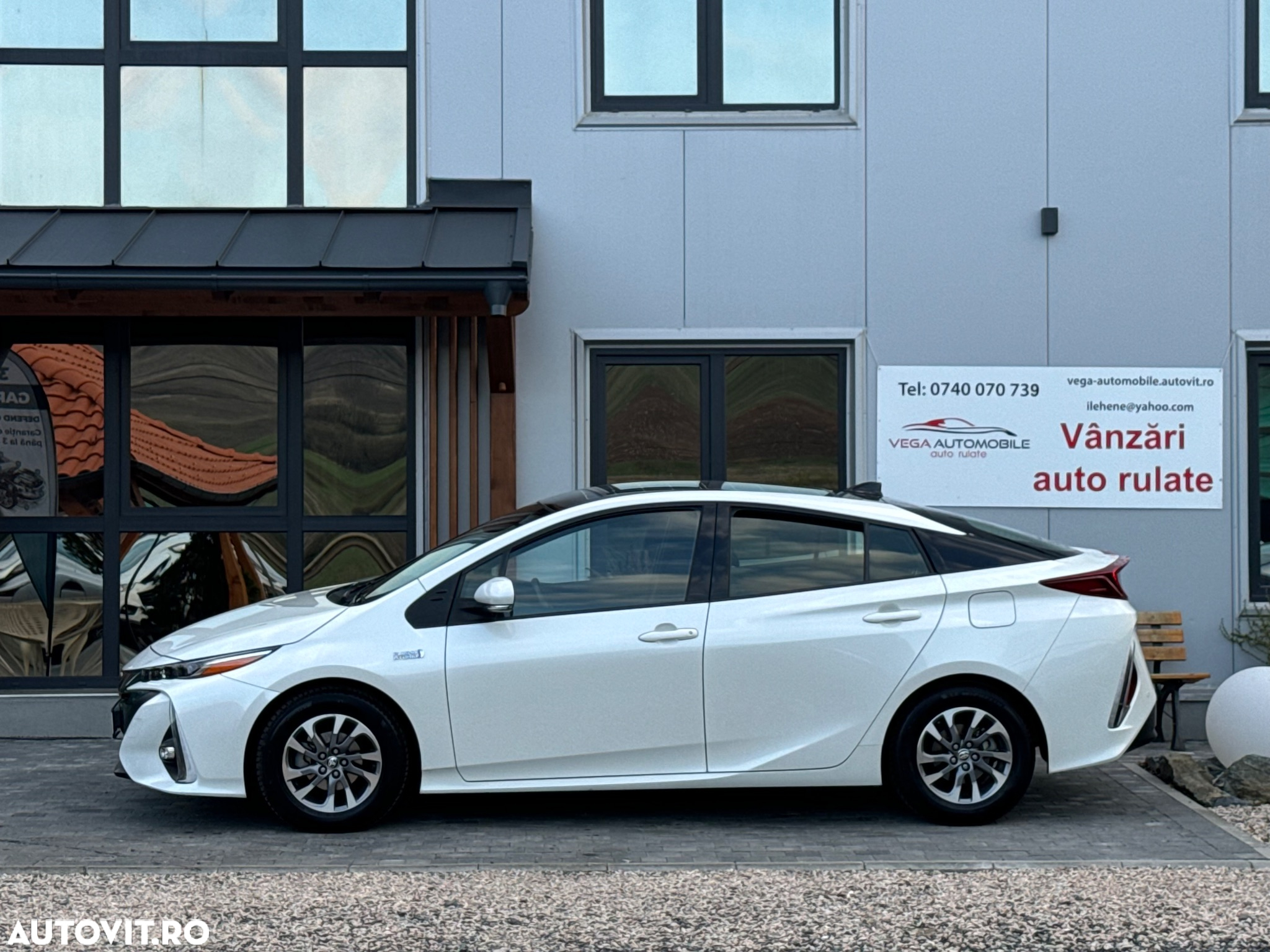 Toyota Prius Plug-in Hybrid Solar - 6