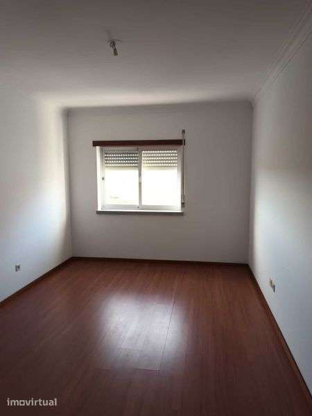 Alugo belíssimo T4 na primeira rotunda da Carapalha - Grande imagem: 5/7