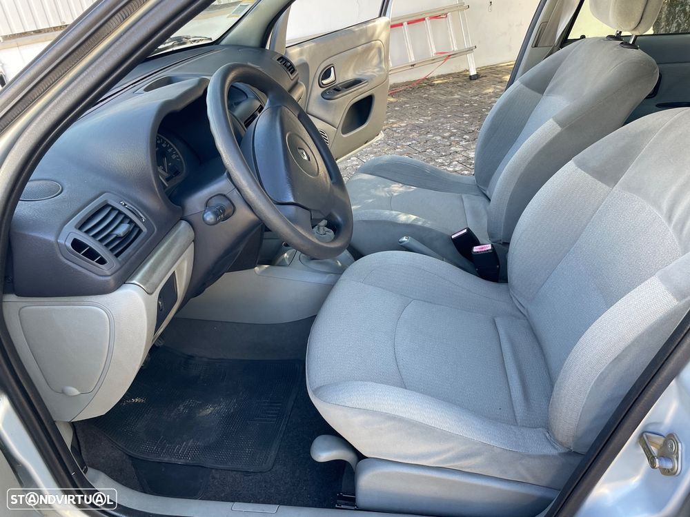 Renault Clio 1.2 16V Privilège - 21