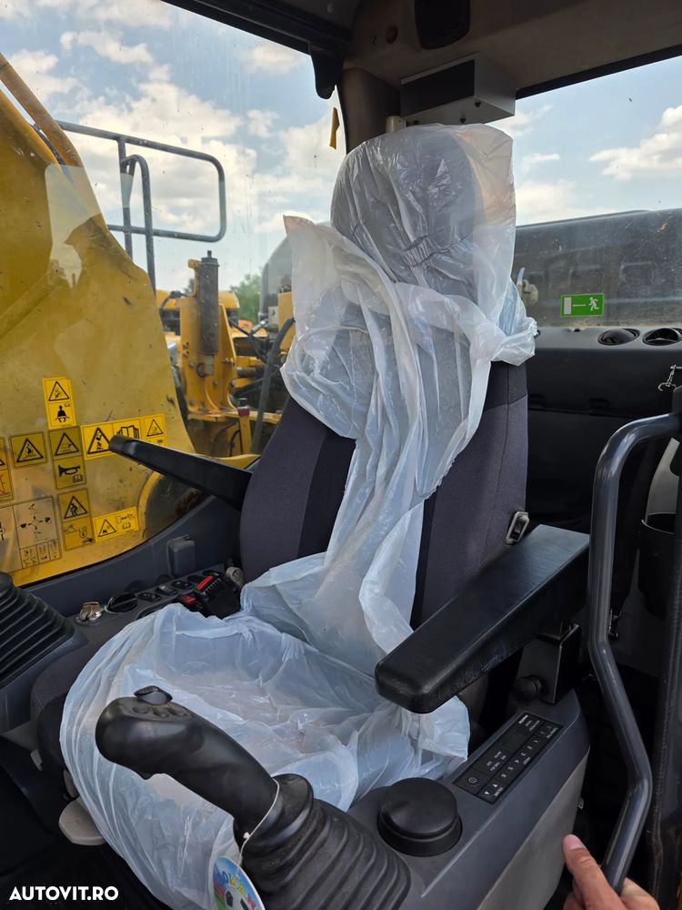 Komatsu PC240 NLC-11 Excavator pe senile - 13