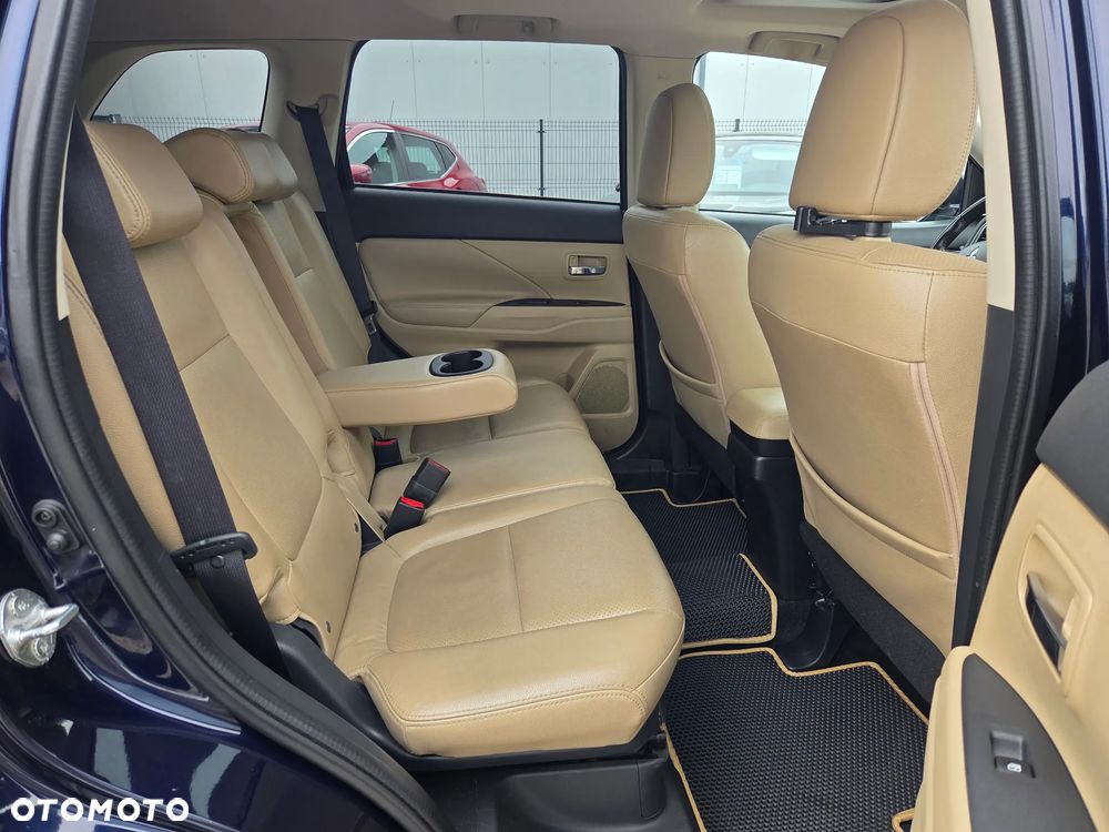 Mitsubishi Outlander 2.0 Instyle Navi 4WD CVT - 24