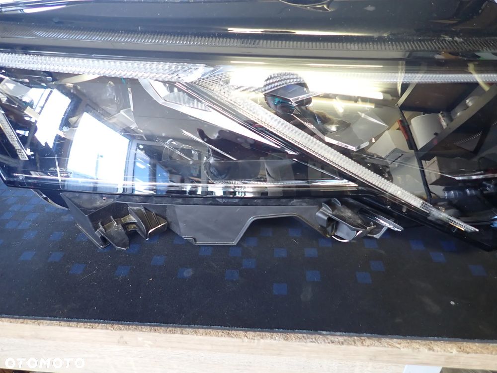 SKODA OCTAVIA IV LAMPA PRAWY PRZÓD LIFT 5E4 941 036 IDEALNA - 2