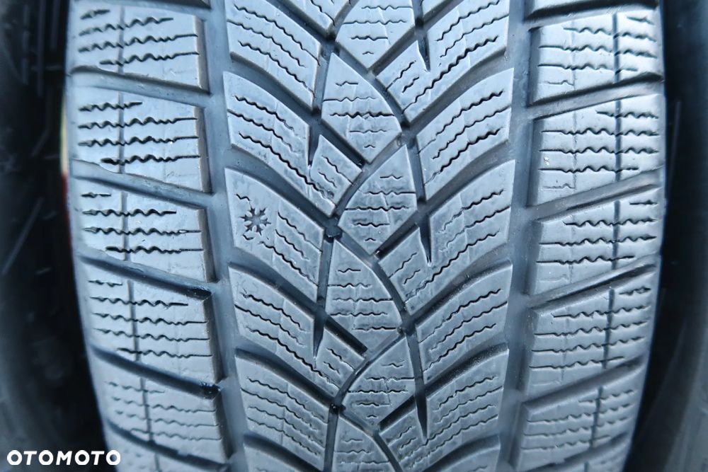 215/55R18 Goodyear UltraGrip Performance opony zimowe - 2