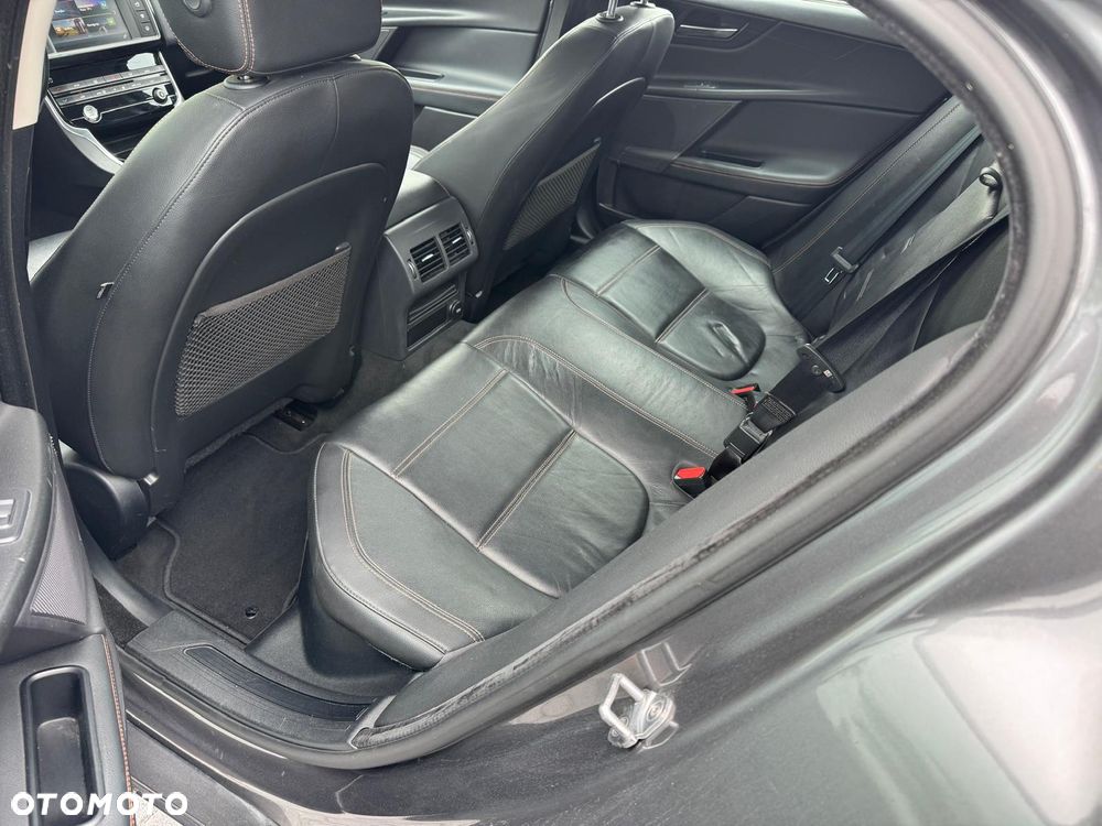 Jaguar XE 2.0 T R-Sport - 11