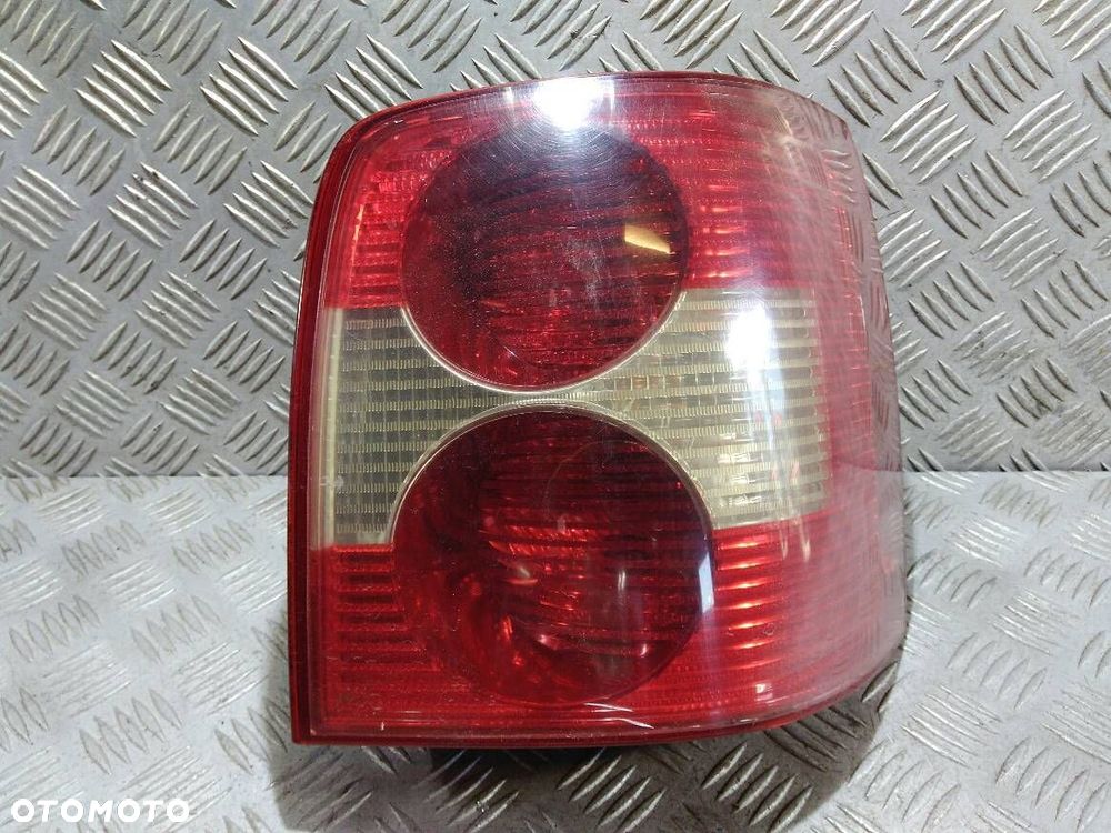 LAMPA PRAWA TYLNA VOLKSWAGEN PASSAT B5 - 1