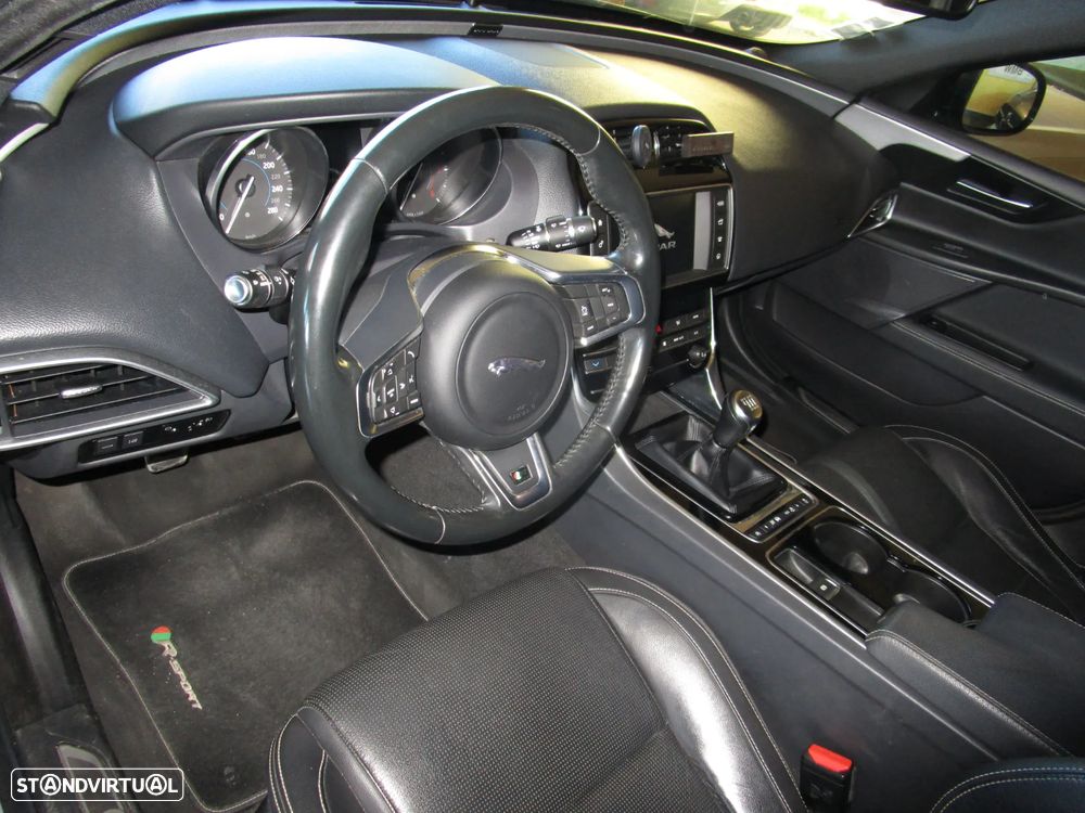 Jaguar XE 2.0 D R-Sport - 14
