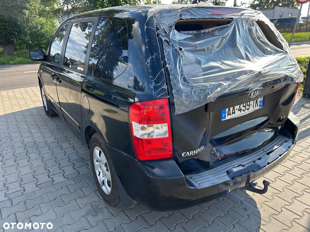 Kia Carnival - 12