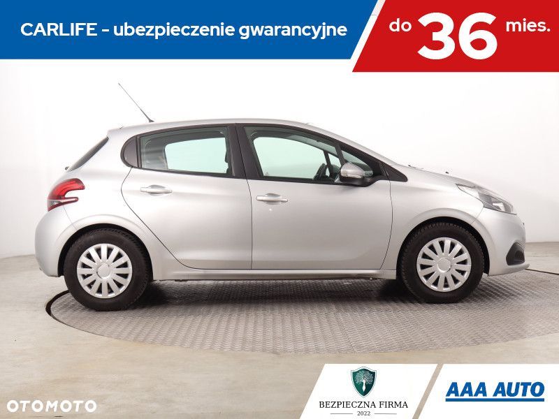 Peugeot 208 - 8
