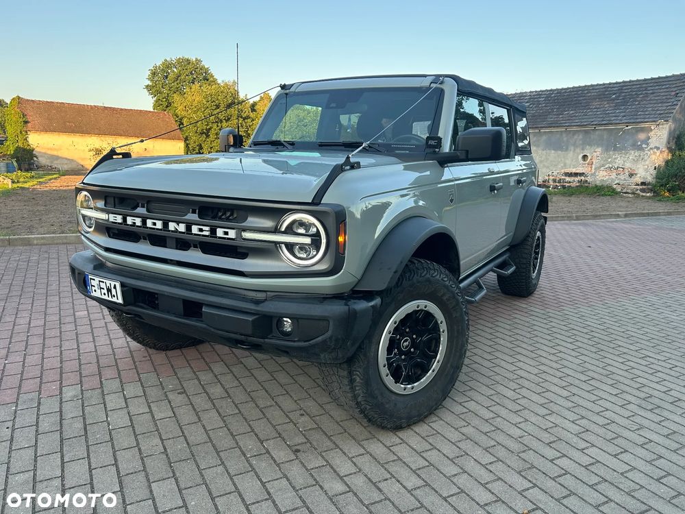 Ford Bronco - 1