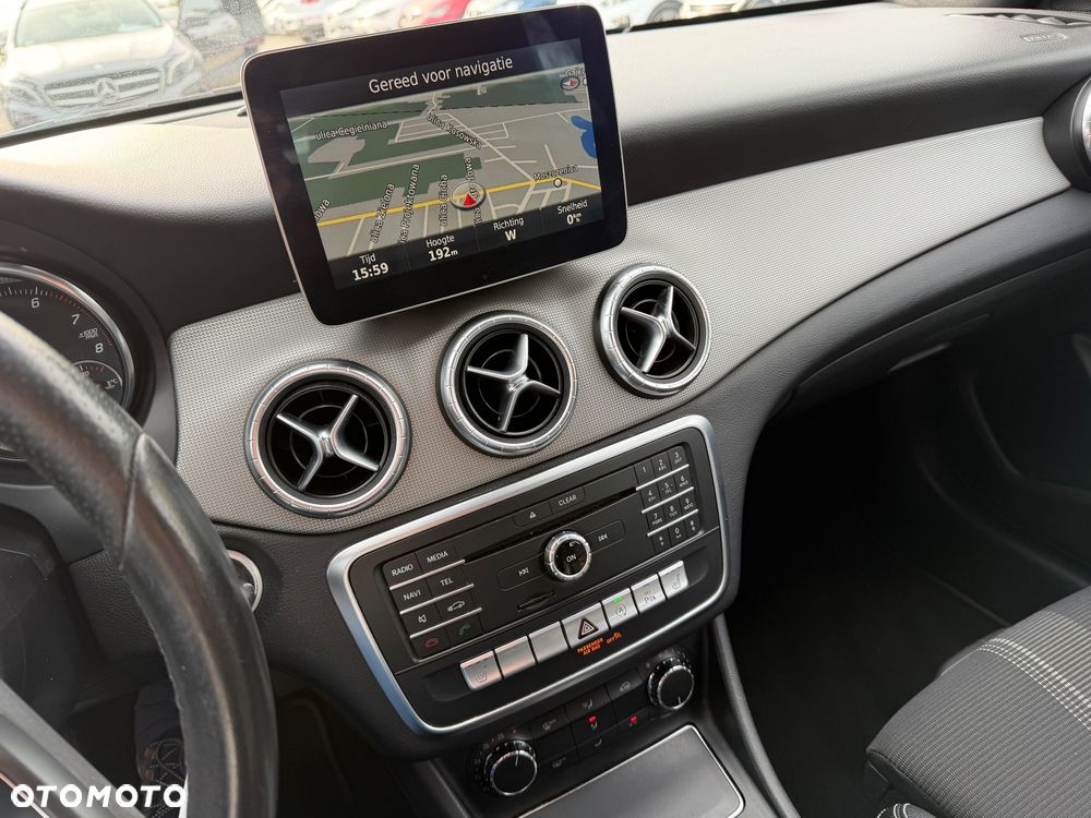 Mercedes-Benz CLA 180 Urban - 40