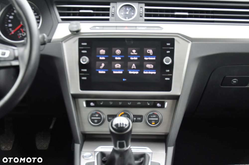 Volkswagen Passat 2.0 TDI SCR Comfortline - 32