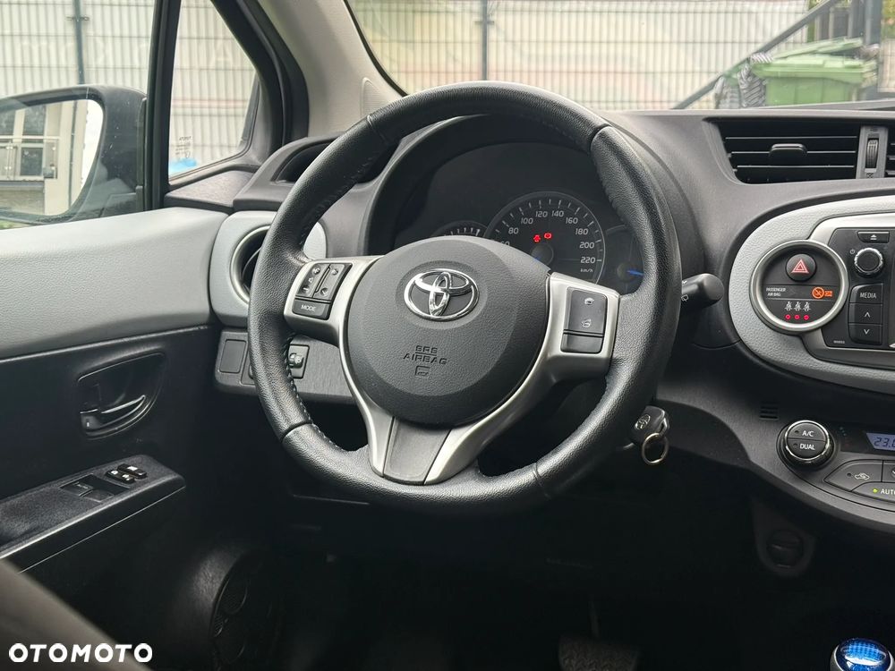 Toyota Yaris Hybrid 100 Premium - 13