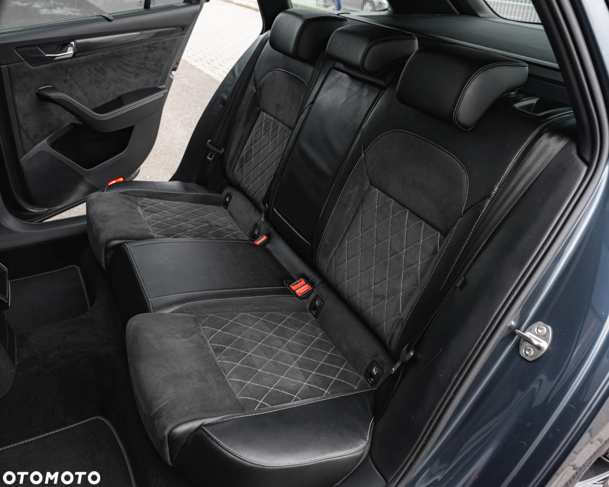 Skoda Superb 2.0 TDI DSG Sportline - 38