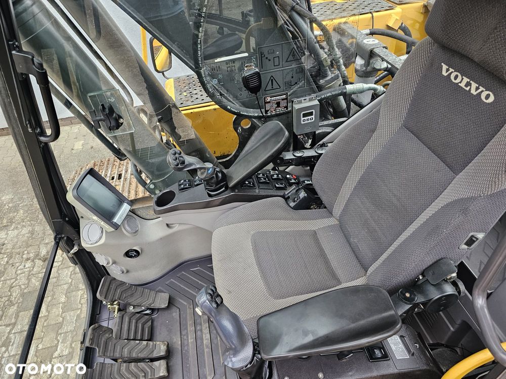 Volvo EC 220DL - 10