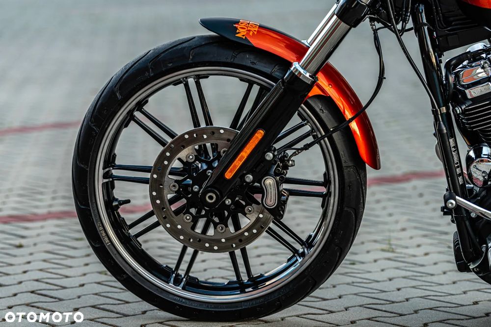Harley-Davidson Softail Breakout - 28