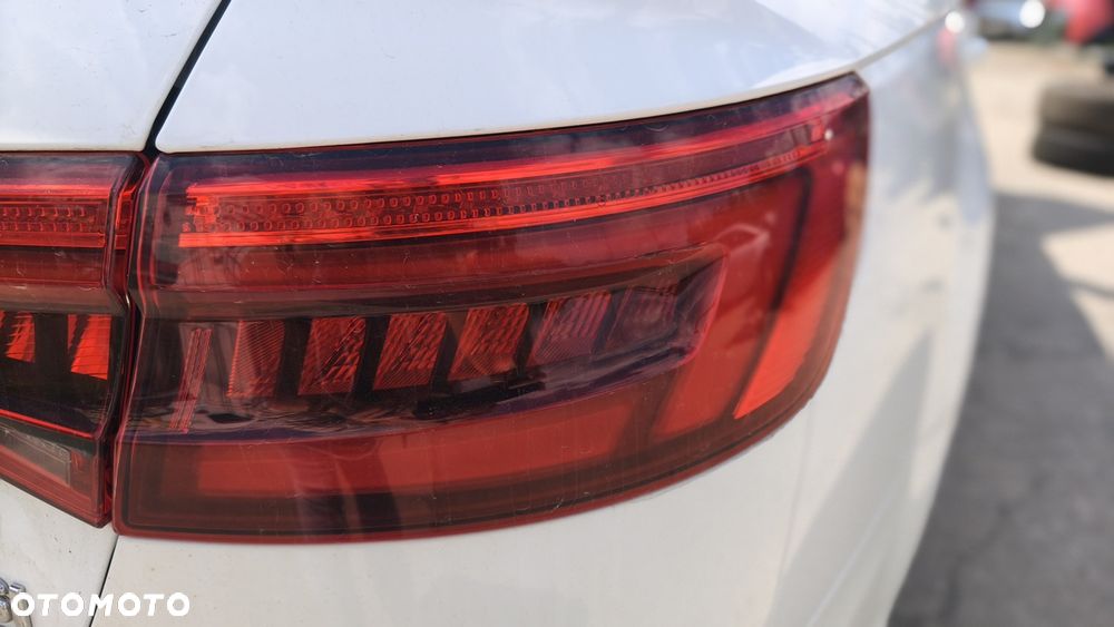 AUDI A4 B9 18r SEDAN LAMPA W BŁOTNIK PRAWY TYŁ LED - 1